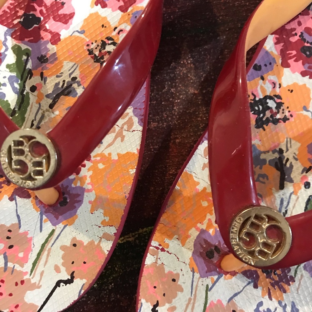 🌹BCBG Floral Flip Flops - Picture 2 of 7